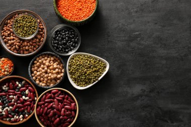 Koyu arkaplanda farklı ham baklagiller içeren kompozisyon