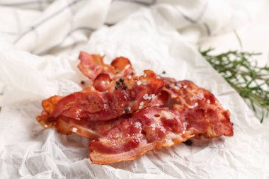 Beyaz arka planda kızarmış pastırma pastırmalı pastırma ve biberli kağıt, yakın plan.