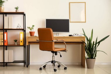 Çalışma yeri, raf ünitesi ve boş çerçeveli aydınlatma ofisinin içi