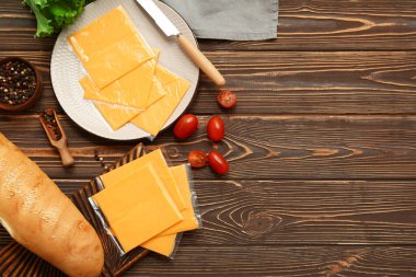 Lezzetli işlenmiş peynirli, biberli ve ahşap masadaki taze domatesli bir tabak.