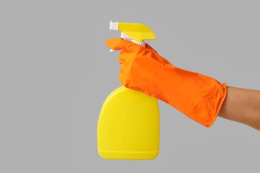 Gri arkaplanda küf çıkarıcı olan kadın eli