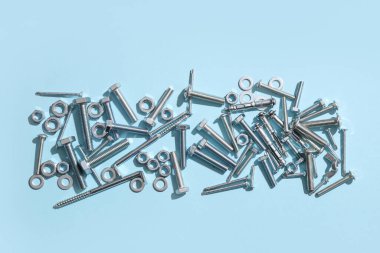 Mavi arka planda farklı tap cıvataları ve krom fındıklar