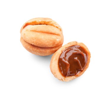 Beyaz arka planda haşlanmış konsantre sütle ceviz şeklinde kurabiyeler.