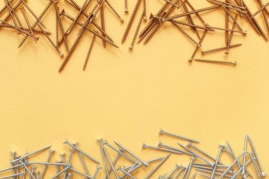 Sarı arkaplanda farklı vidalar