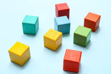 Renk arkaplanındaki renkli yapı küpleri