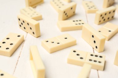 Beyaz tahta arka planda birçok domino bloğu