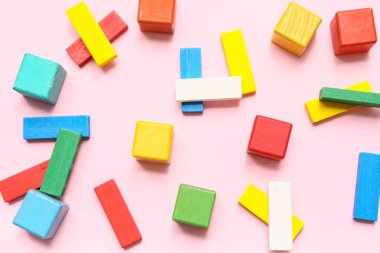 Pembe arka planda farklı yapı taşları