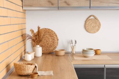 Vazodaki çimler ve mutfaktaki tabaklar.