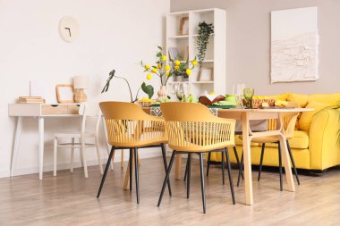 Yemek odasının içi, masa düzeniyle ve güzel limon dallarıyla dolu.