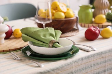 Yemek odasında bir sürü taze limonla dekore edilmiş şık bir masa.