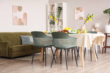 Yemek odasının içi. Masa düzeneği, taze limon ağaçları ve limon dallarıyla dolu.