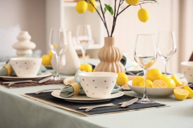 Yemek odasında bir sürü taze turta ve limon ağacı dallarıyla süslenmiş şık bir masa.