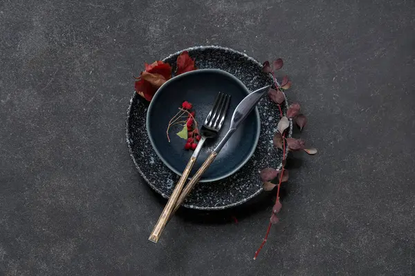 Gül kalçası böğürtlenli ve siyah arka planda dallı güzel bir masa.