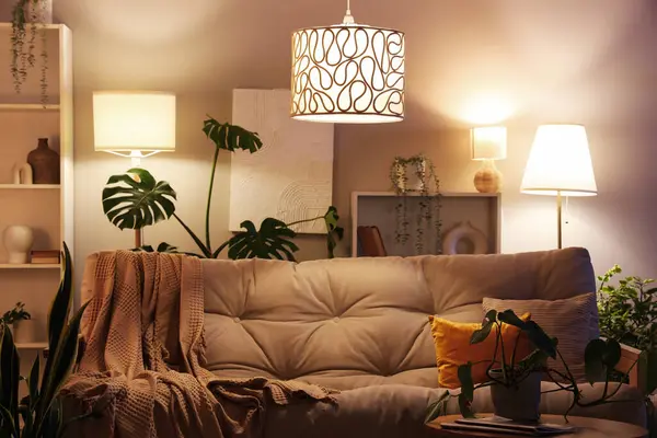 Oturma odasının içinde rahat bir kanepe ve geceleri çiçekli kahve masası.