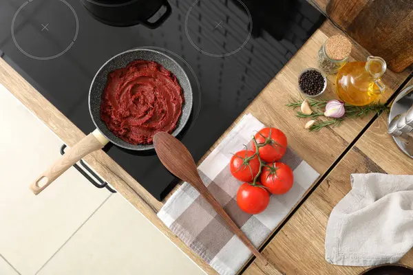 Mutfakta fırında domates ezmeli tava.