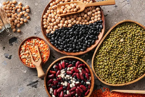 Grunge arka planında farklı ham baklagillere sahip kompozisyon