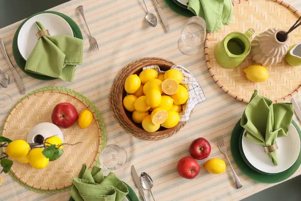Yemek odasında bir sürü taze limonla dekore edilmiş şık masa seti.