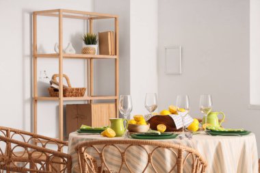 Yemek odasında bir sürü taze limonla dekore edilmiş şık bir masa.