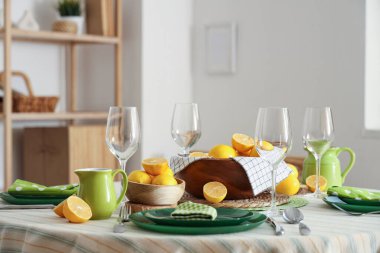 Yemek odasında bir sürü taze limonla dekore edilmiş şık bir masa.
