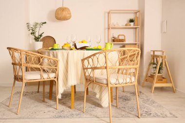 Masa düzeniyle ve taze limonlu yemek odasının içi.