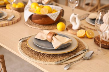 Yemek odasında bir sürü taze limonla dekore edilmiş şık bir masa.