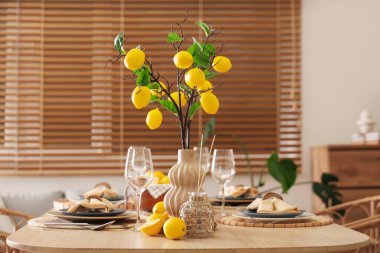 Yemek odasında bir sürü taze turta ve güzel limon dallarıyla süslenmiş şık masa dekorasyonu.