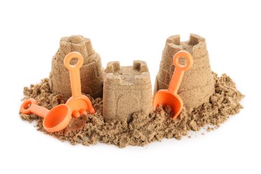 Beyaz arka planda kumdan yapılmış kumsal oyuncakları olan kale.
