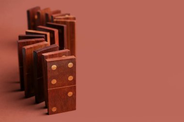 Kahverengi arka planda birçok tahta domino bloğu