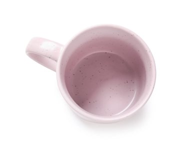 Beyaz zemin üzerinde pembe seramik bardak, üst görünüm