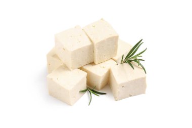 Beyaz arkaplanda soyulmuş tofu peyniri ve biberiye dalları kes