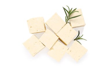 Beyaz arkaplanda soyulmuş tofu peyniri ve biberiye dalları kes