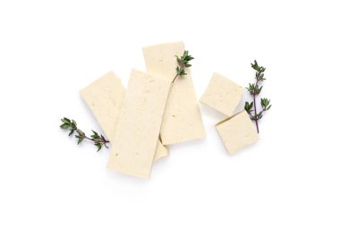 Beyaz arka planda izole edilmiş lezzetli tofu peyniri parçaları.