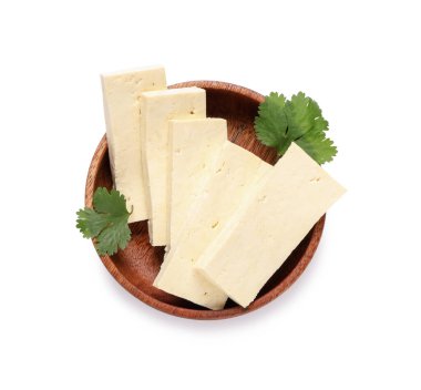 Beyaz arka planda izole edilmiş lezzetli tofu peyniri ve maydanozlu kase.