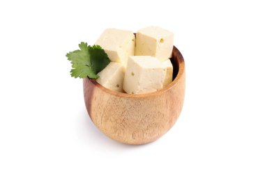 Beyaz arka planda izole edilmiş lezzetli tofu peyniri ve maydanozlu kase
