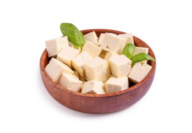 Beyaz arka planda izole edilmiş lezzetli tofu peyniri parçalarıyla dolu bir kase.