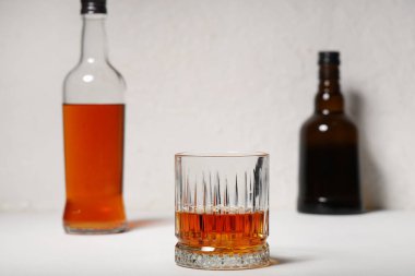 Beyaz arka planda cam ve şişe rom.