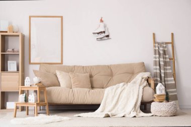 Gri kanepe ve kış dekoruyla oturma odasının içi aydınlık.