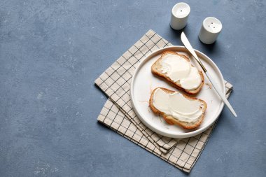 Lezzetli bir tabak bruschetta ve mavi arka planda işlenmiş peynir. Üst görünüm