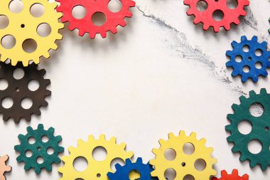 Açık arkaplandaki ahşap dişlilerden yapılmış çerçeve