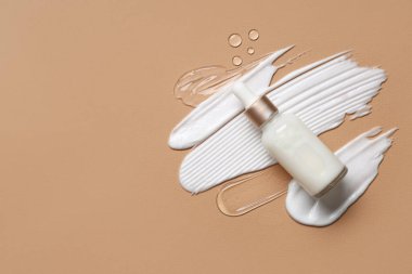 Bej arka planda kozmetik ürünleri olan örnekler ve şişe