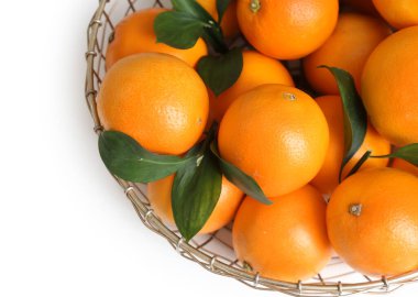 Beyaz arka planda taze portakallı sepet, üst manzara