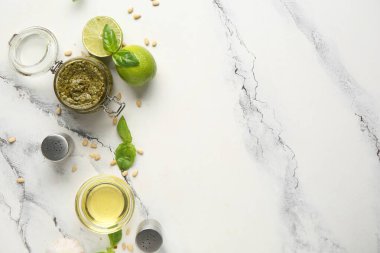 Mermer kaplamalı lezzetli pesto sosu kavanozu.