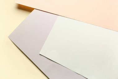 Sarı arkaplanda renkli kağıtlar