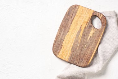 Beyaz grunge masa, üst görünüm peçete ile boş kesme tahtası