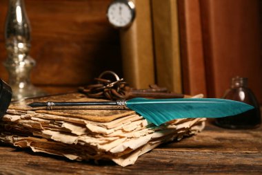 Ahşap zemin üzerinde kalem ve anahtarlar olan eski bir kitap