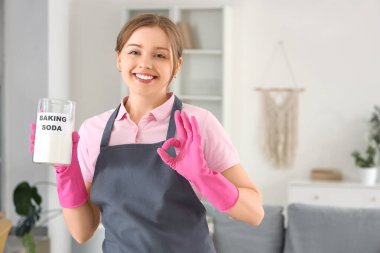 Karbonatlı genç bayan odada iyi görünüyor.