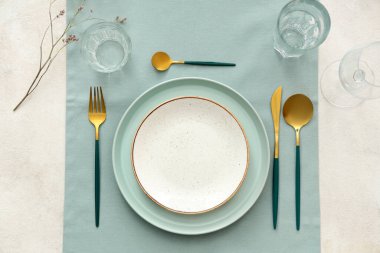 Beyaz arka planda mavi kumaşlı şık masa ayarları. Üst görünüm