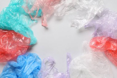 Gri arkaplanda buruşuk plastik torbalardan yapılmış çerçeve