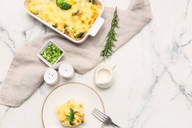 Brokolili fırında makarna, biberiye ve mermer kaplamalı süt.