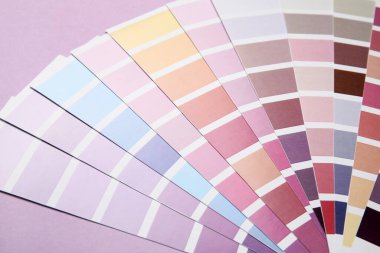 Açık mor arkaplanda birçok renk paleti